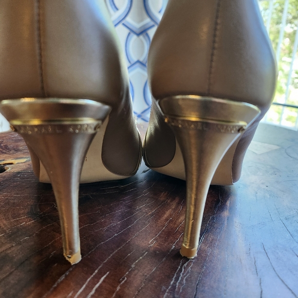 Micheal Kors Ladies Peptoe Pump - Picture 4 of 6